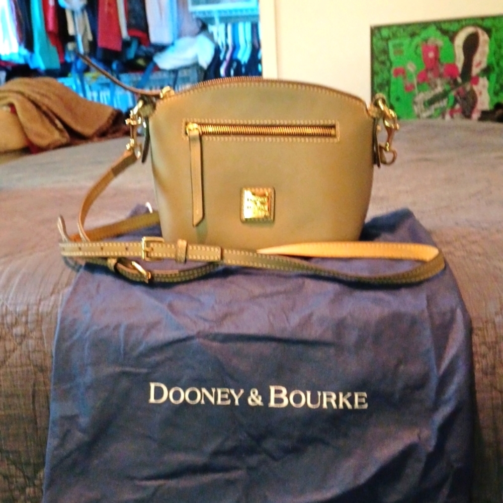 Authentic Dooney and Bourke purse with dustbag